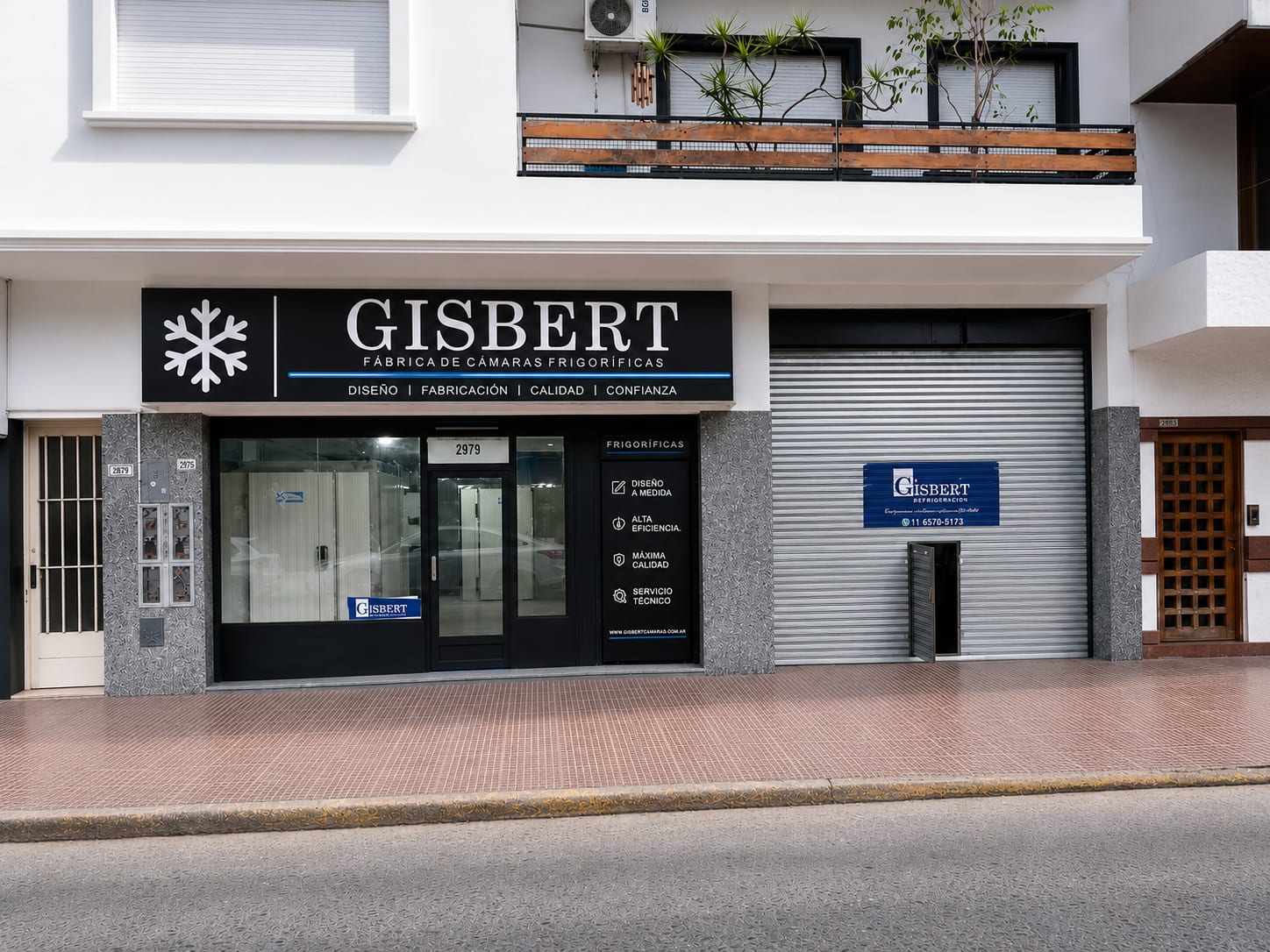 Frente del showroom de Gisbert en Vicente López 2979, Villa Ballester